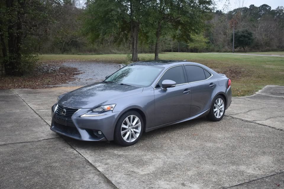 2016 Lexus IS 200t's photo